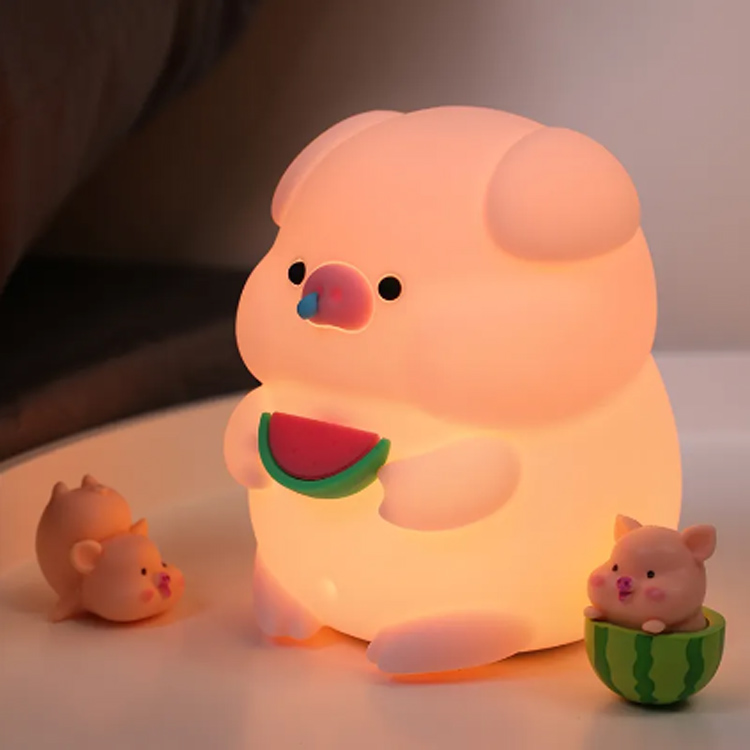 ¿Cómo mejoran las luces nocturnas de silicona con dibujos de cerditos la atmósfera para dormir en el dormitorio de los niños?