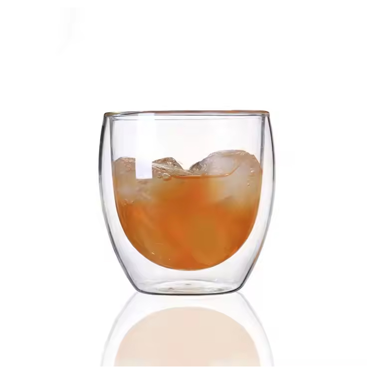 Gafas de pared doble juego de 4 pcs vidrio de whisky aislado